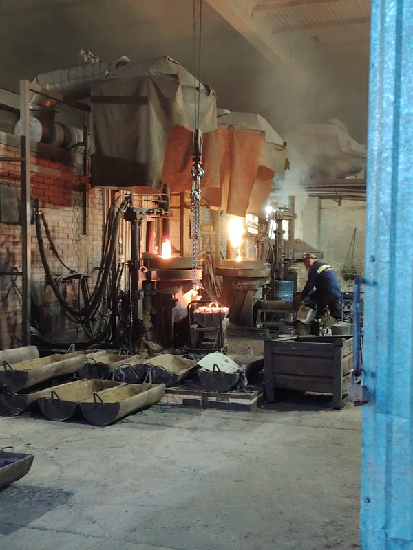 Late-night foundry operations documented in Noviy, Russia