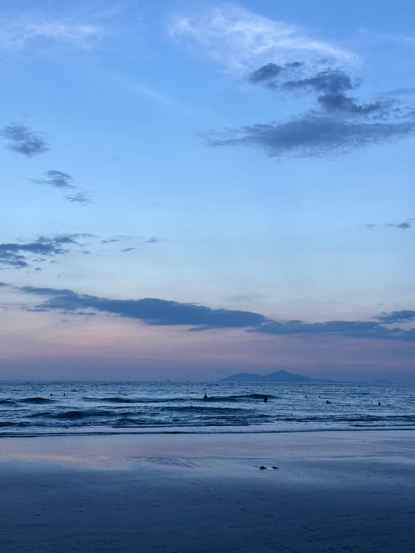 Sunset coastline scenes and helicopter sighting documented in Đà Nẵng