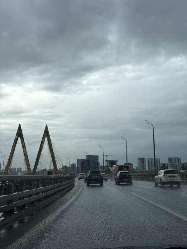 Rainy drive across Mileniy Bridge captures Kazan cityscape