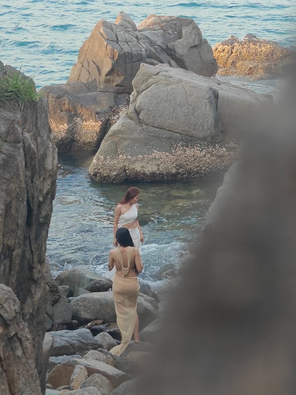 Rocky coastal hangout at Vĩnh Lương's seaside edge
