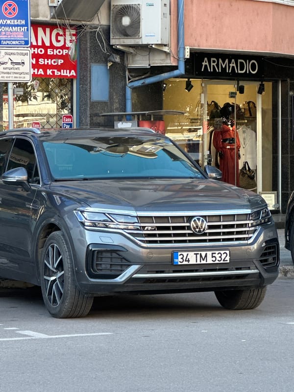 Witness documents hotels, parked vehicle in central Plovdiv afternoon