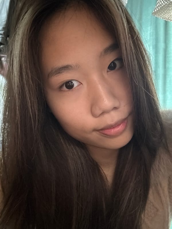 Woman takes early morning selfies in Nan'an District
