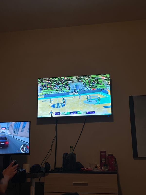 Dual screens show basketball and driving games in Pernik