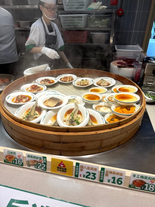 Routine shopping mall activity documented in Tianhe District