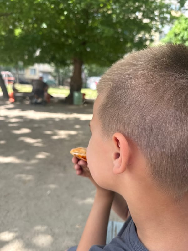 Casual outdoor pizza hang in Dnipro on a summer afternoon