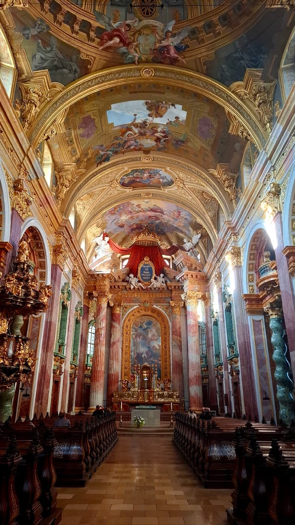 Tourist captures Vienna's historic landmarks in five-minute walking tour