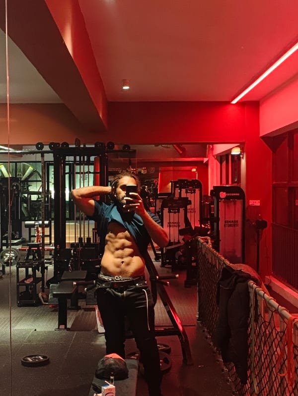 Man completes workout routine at Chongqing gym, cats rest nearby