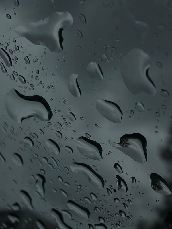 Rainy morning scenes captured in Naberezhnye Chelny, Russia