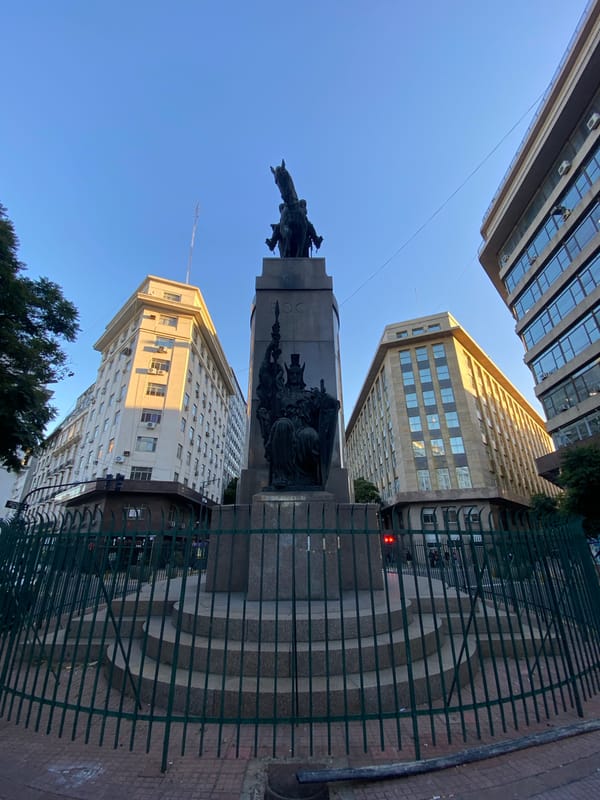 Avenida de Mayo streetscape: monuments, Palacio Barolo, old meets new