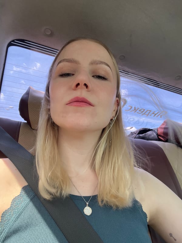 Woman with tattoo observed in car in Moscow