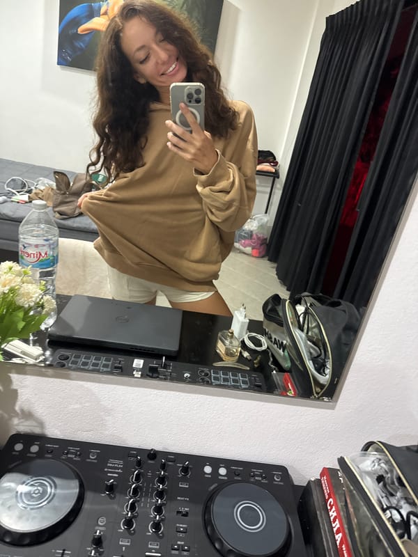 Woman takes mirror selfie in Baan Chaweng, Thailand