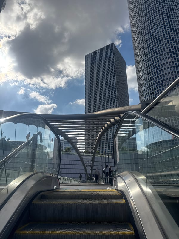 Azrieli Center and surrounding Tel Aviv infrastructure, up close