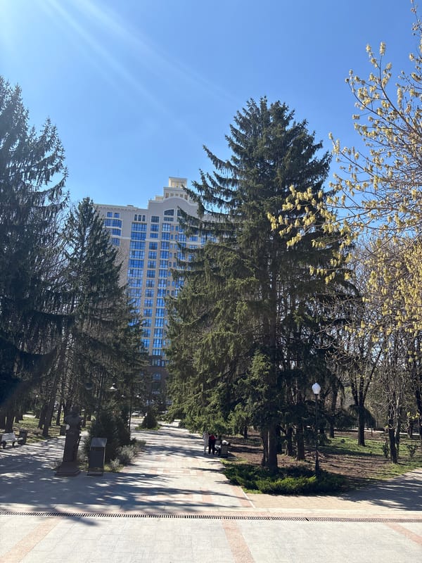 Routine morning scenes documented across Simferopol, Ukraine