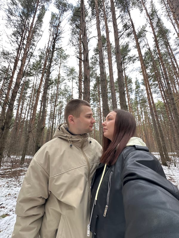 Couple's forest photo session documented in Chaikovsky, Russia