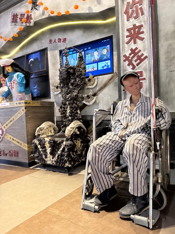 Halloween attractions spotted in Guangzhou shopping district