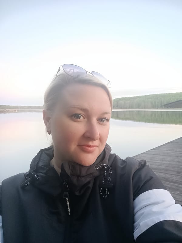 Woman documents afternoon lakeside visit in Chaykovsky, Russia