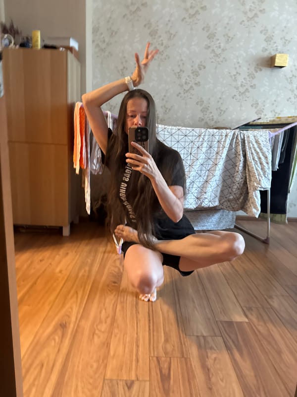 Lazy afternoon at home in Riga, mirror poses and blanket moments