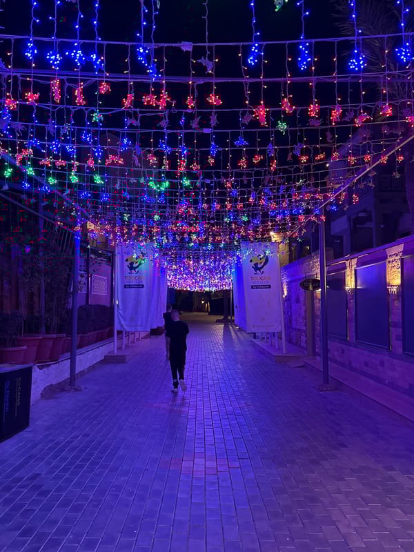 Heart-shaped light display draws evening crowds in Egypt