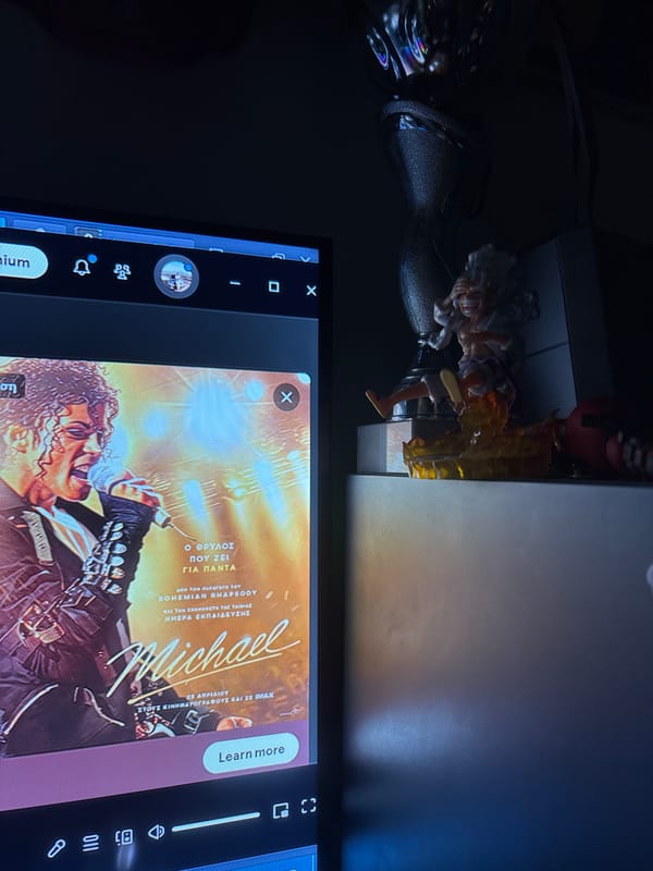 Computer user browses Michael Jackson ad, plays Justin Bieber music