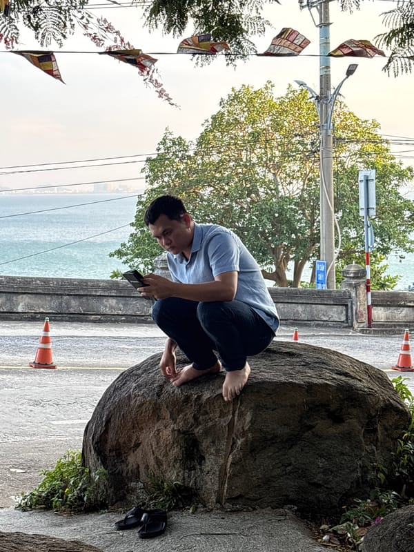 Casual morning activities observed along Đà Nẵng coastline