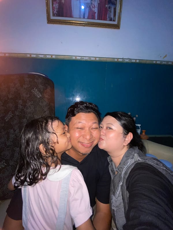 Family gathering with selfies and indoor bowling in Gelam