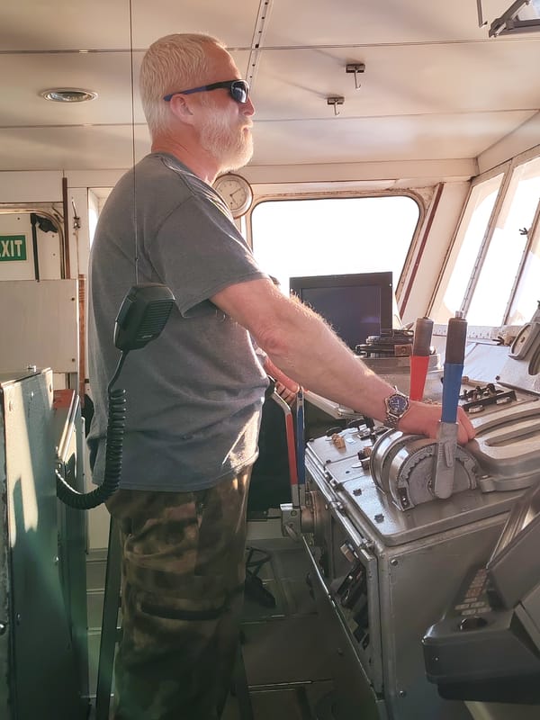 Boat operator spotted at helm in Ozernoe Ust'e, Russia