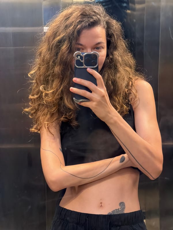 Person takes elevator selfie in Đà Nẵng