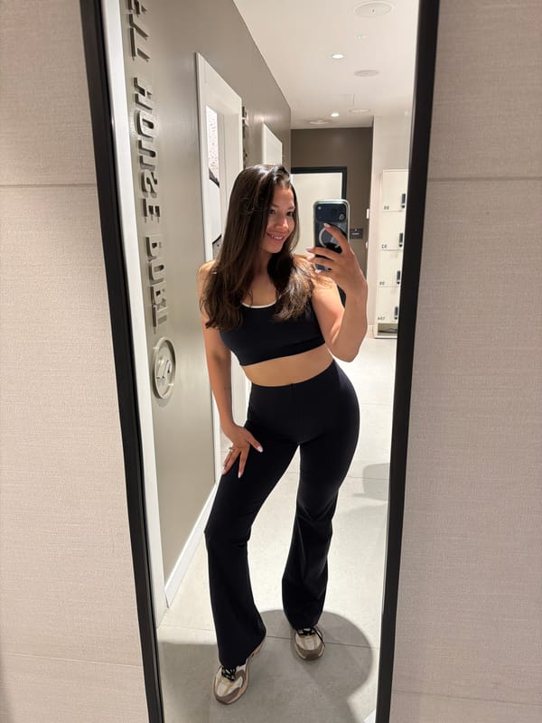 Woman takes gym selfie in Tel-Aviv locker room