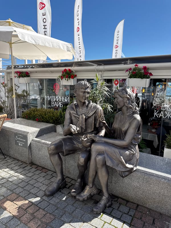 Tourist captures sunny afternoon scenes across Sochi's seaside attractions
