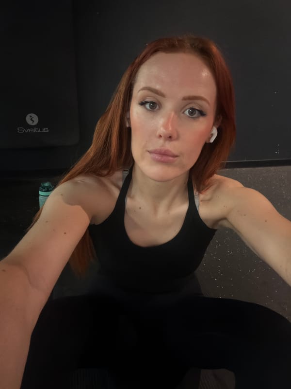Woman documents workout routine at Paris gym