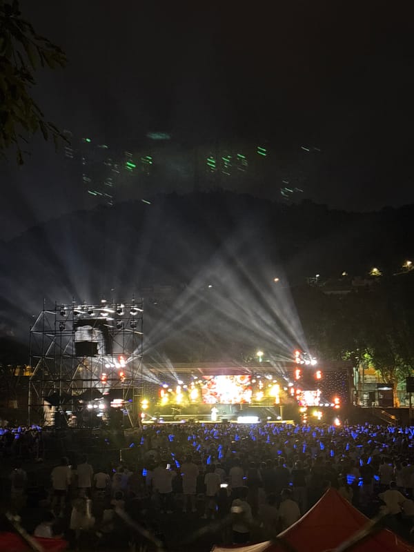 Nighttime Concert Draws Large Crowd in Chongqing's Nan'an District