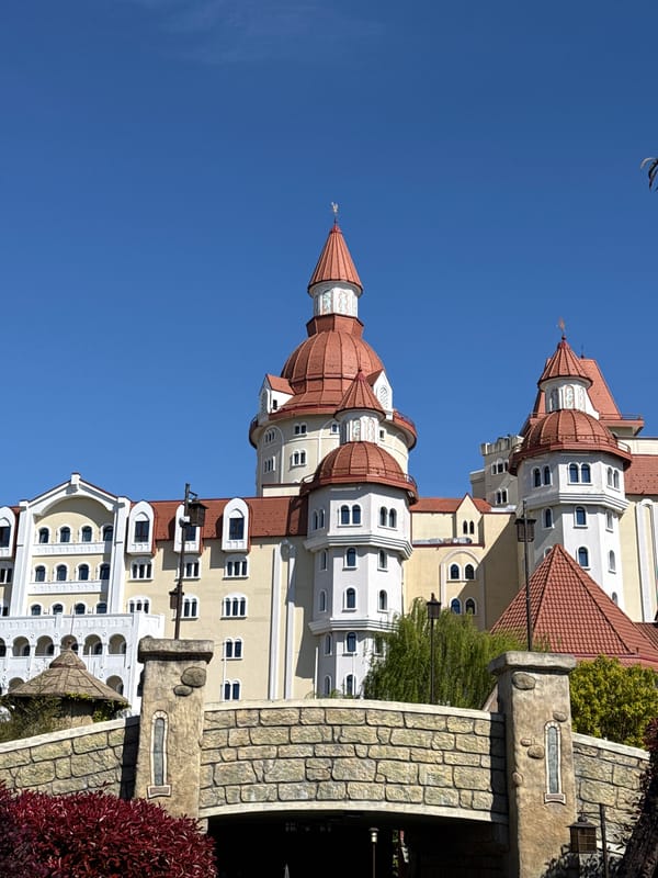 Tourist captures sunny day at Russian resort amusement park