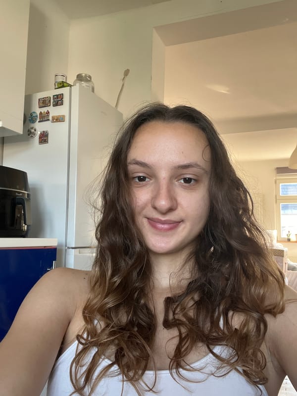 Woman documents quiet afternoon moments in Saarbrücken apartment