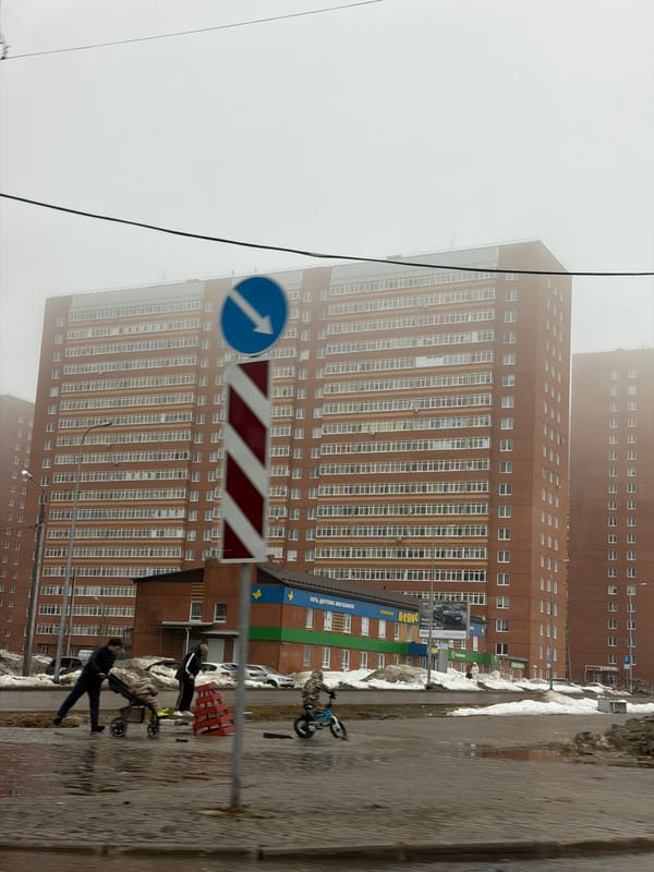 Dense fog blankets Berezniki streets, reduces visibility significantly