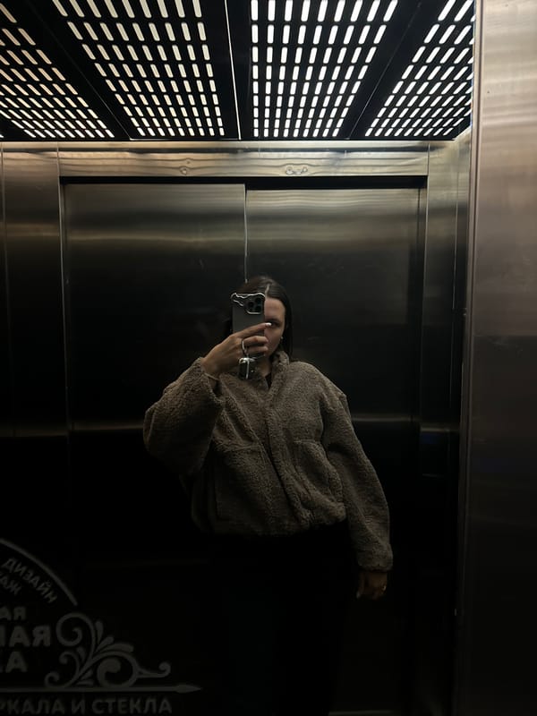 Daily life moments documented across Moscow suburbs Sunday morning