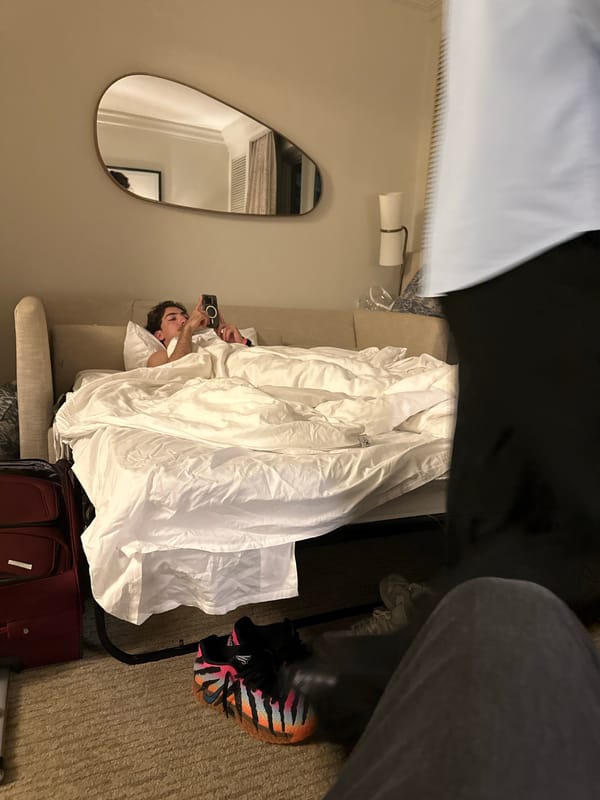 Man takes selfies in Aventura hotel room