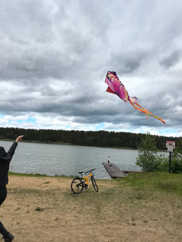Lakeside kite flying and grilling observed in Парэчча, Belarus