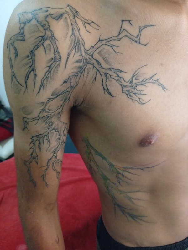 Man displays tree tattoo and additional body art in Jamundí