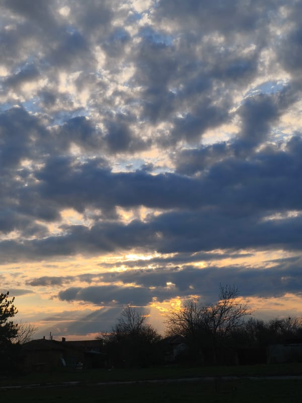 Dramatic sunset skies captured by witnesses in Slavyanovo, Bulgaria