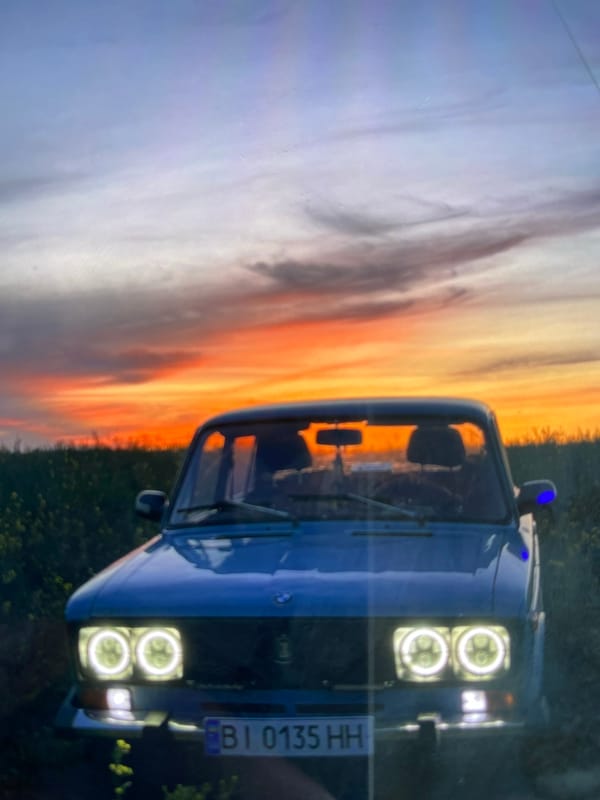 Rural sunset gathering documented by witnesses in five-minute span