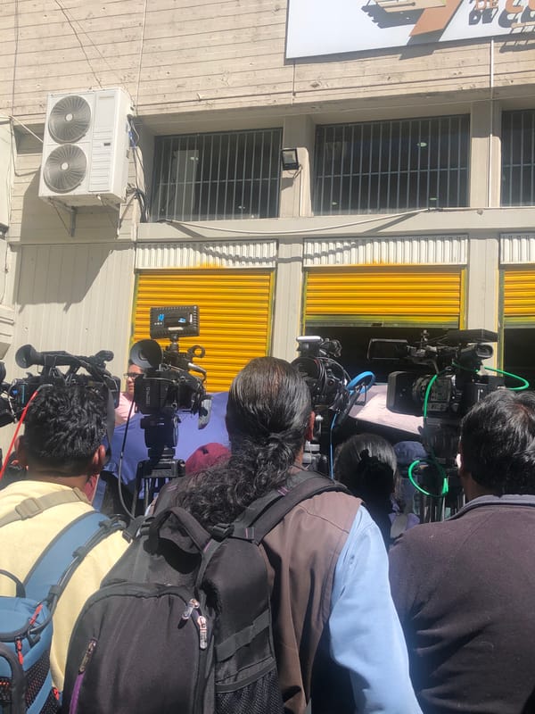Media, police gather at union building in La Paz