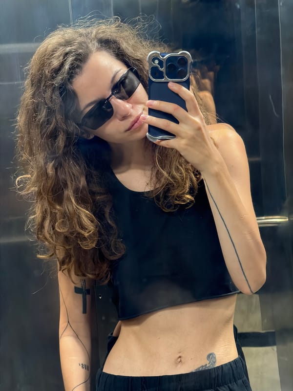 Woman takes elevator selfies while carrying packages in Đà Nẵng