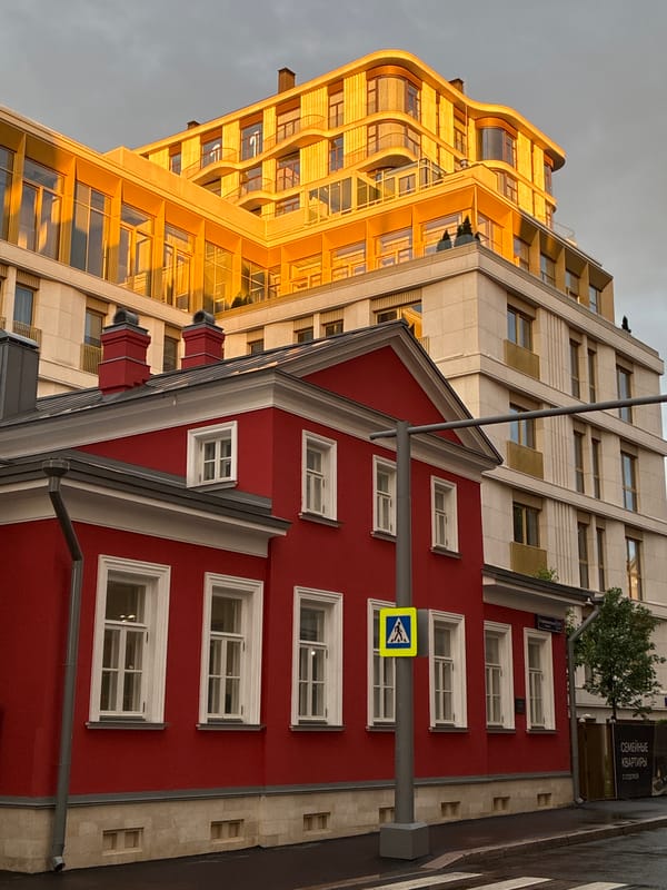 Witness documents Moscow street scenes and metro station