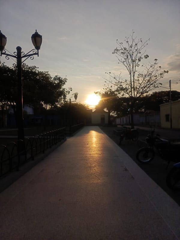 Evening street scenes and telecom towers documented in Tinaco