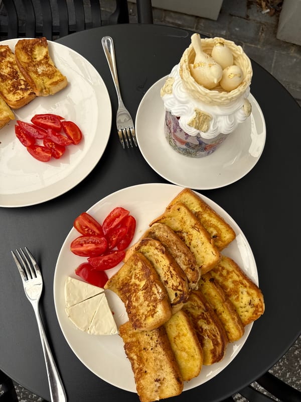 Cape Town diner enjoys elaborate brunch with decorated dessert