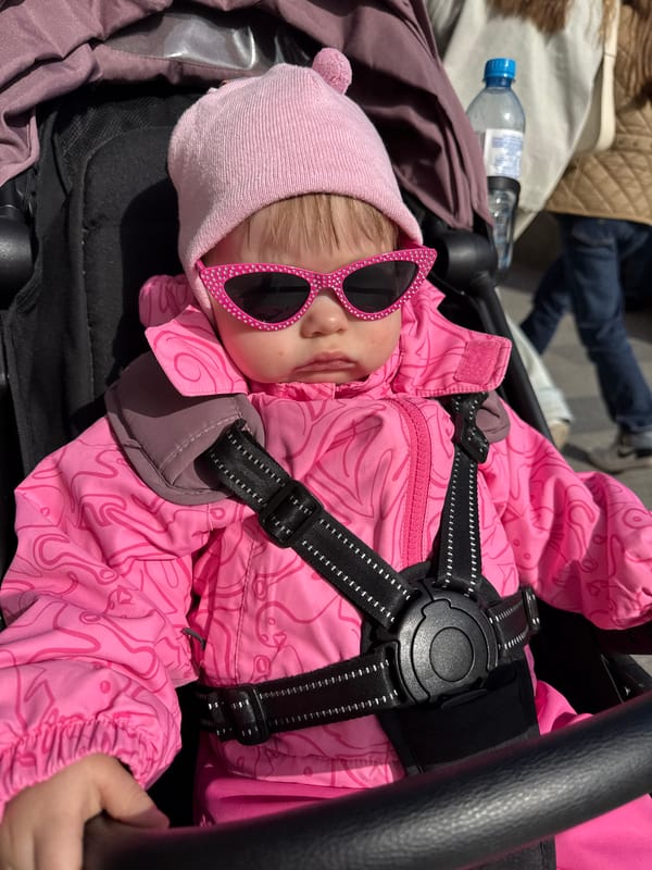 Moscow street life documented in 21-minute afternoon walk