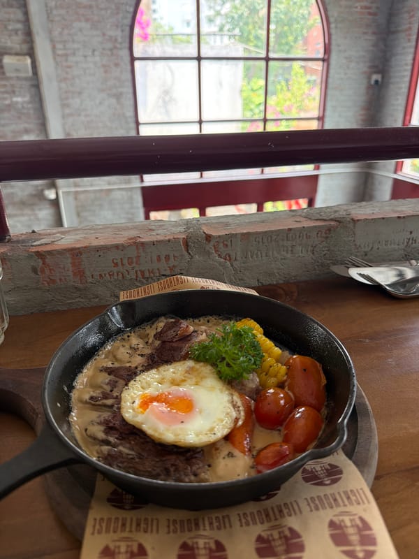 Early morning dining scene documented at Đà Nẵng restaurant