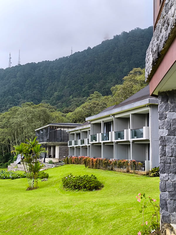 Tourist documents Indonesian resort facilities and golf venues