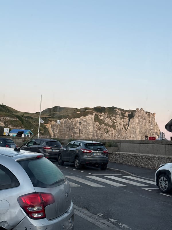 Early morning at Étretat's chalk cliffs with family in tow