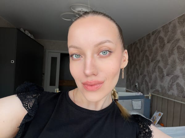 Woman documents morning beauty routine in Reshetnikovo home